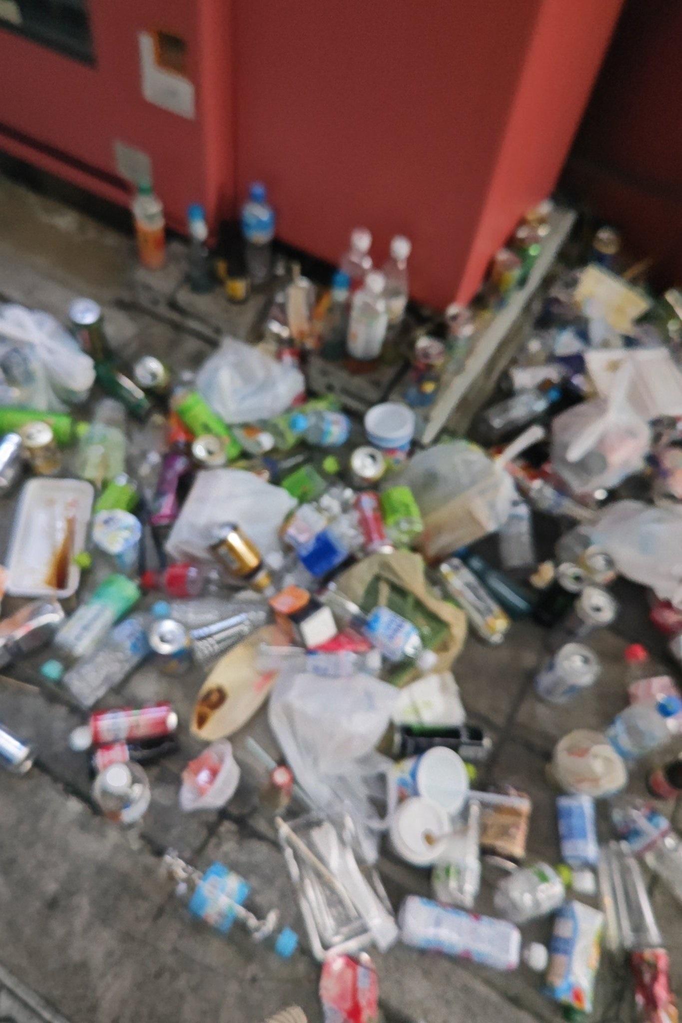 大群聚集亦留下大量垃圾。(Twitter圖片)