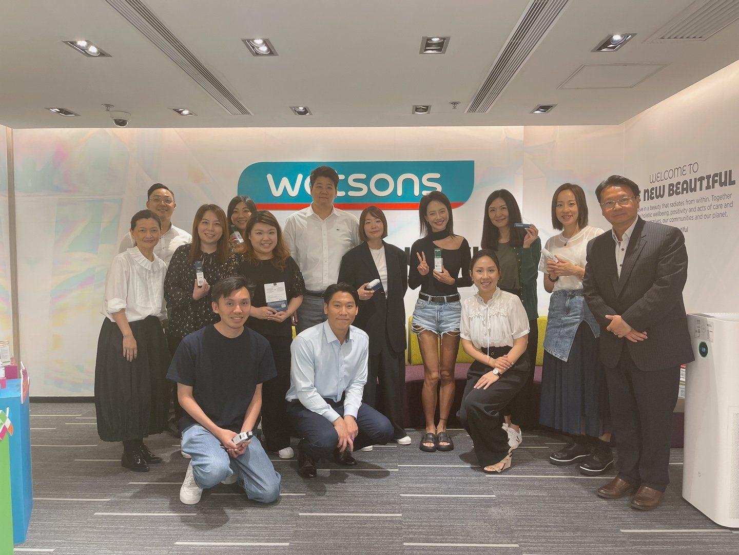 宋智孝早前到香港屈臣氏開會,不忘與一眾工作人員合照。