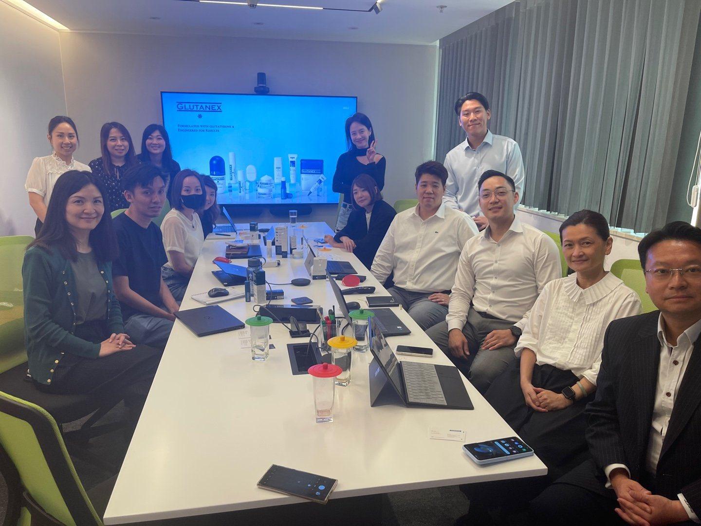 宋智孝早前到香港屈臣氏開會,不忘與一眾工作人員合照。