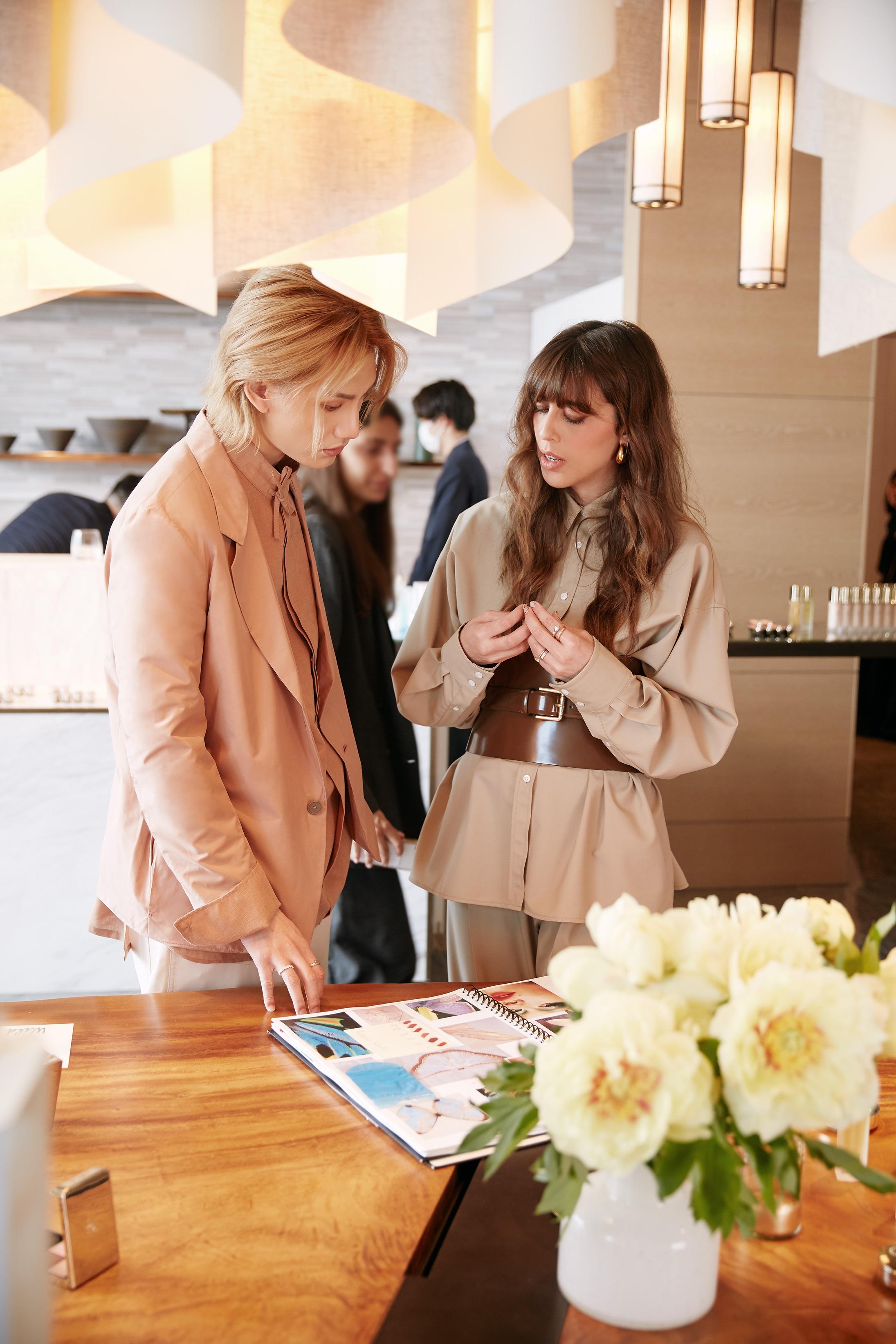 Jeremy向品牌彩妝創意總監Violette取經。