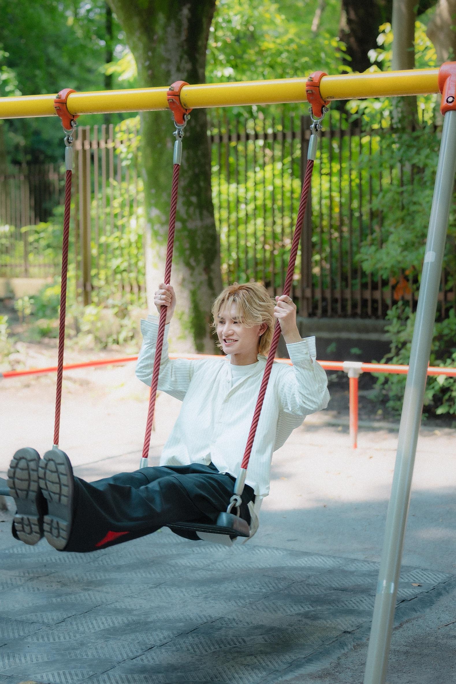 Jeremy童心未泯,偷閒在公園盪鞦韆。