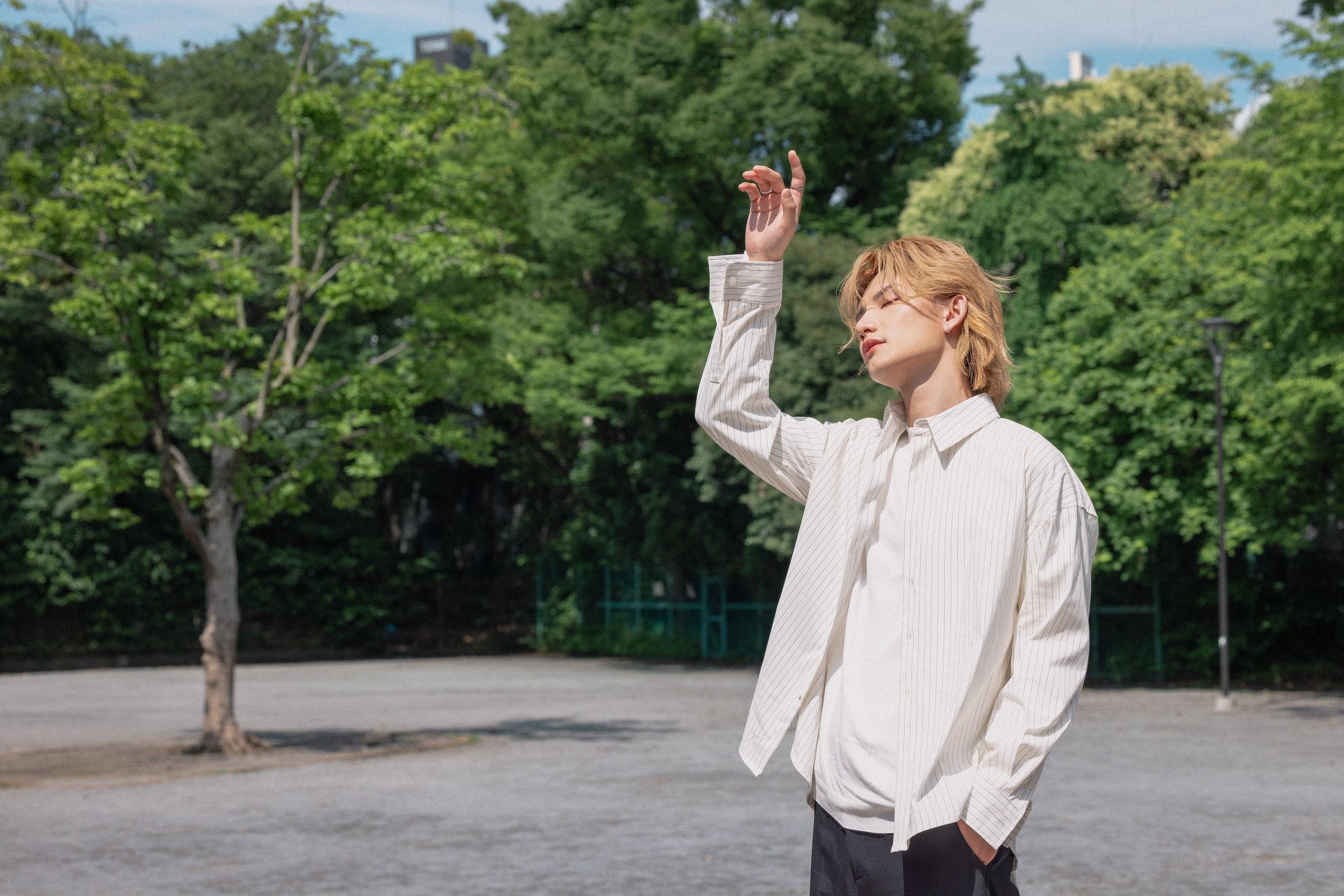 Jeremy在烈日當空下,於東京街頭直踩12小時拍攝香水宣傳照,仍毫無怨言。