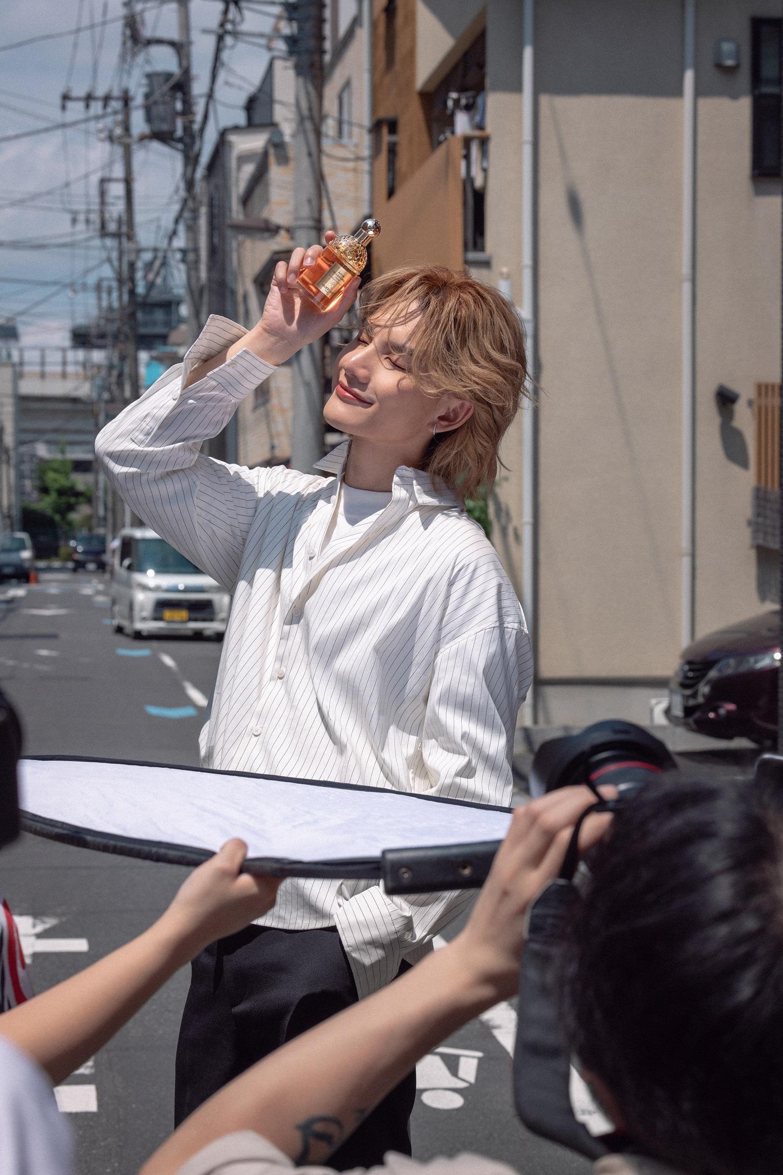 Jeremy在車來攘往的東京街頭拍攝,主動充當禮貌與安全大使。