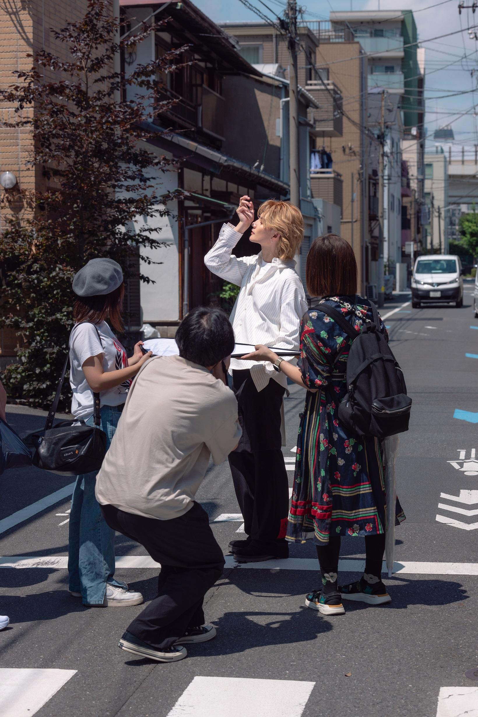 Jeremy在車來攘往的東京街頭拍攝,主動充當禮貌與安全大使。