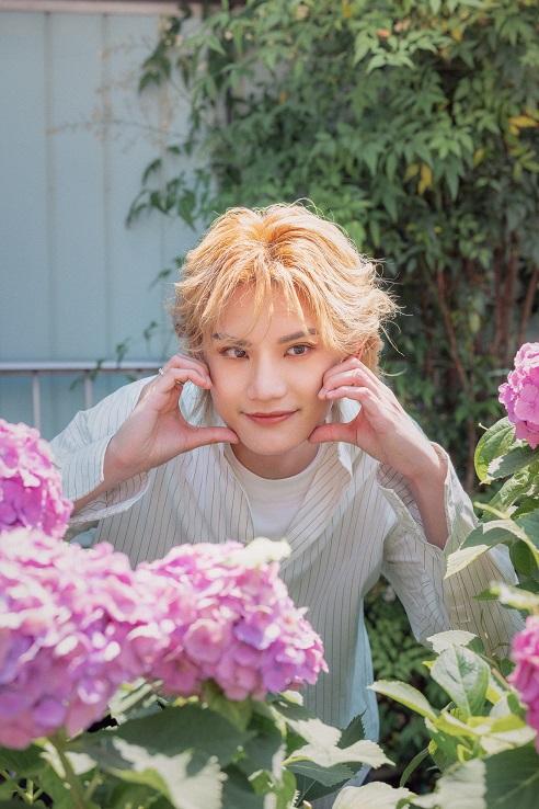 Jeremy 難擋大自然的美,忍不住在花叢間舉起「臉頰愛心」手勢與繡球花拍照。