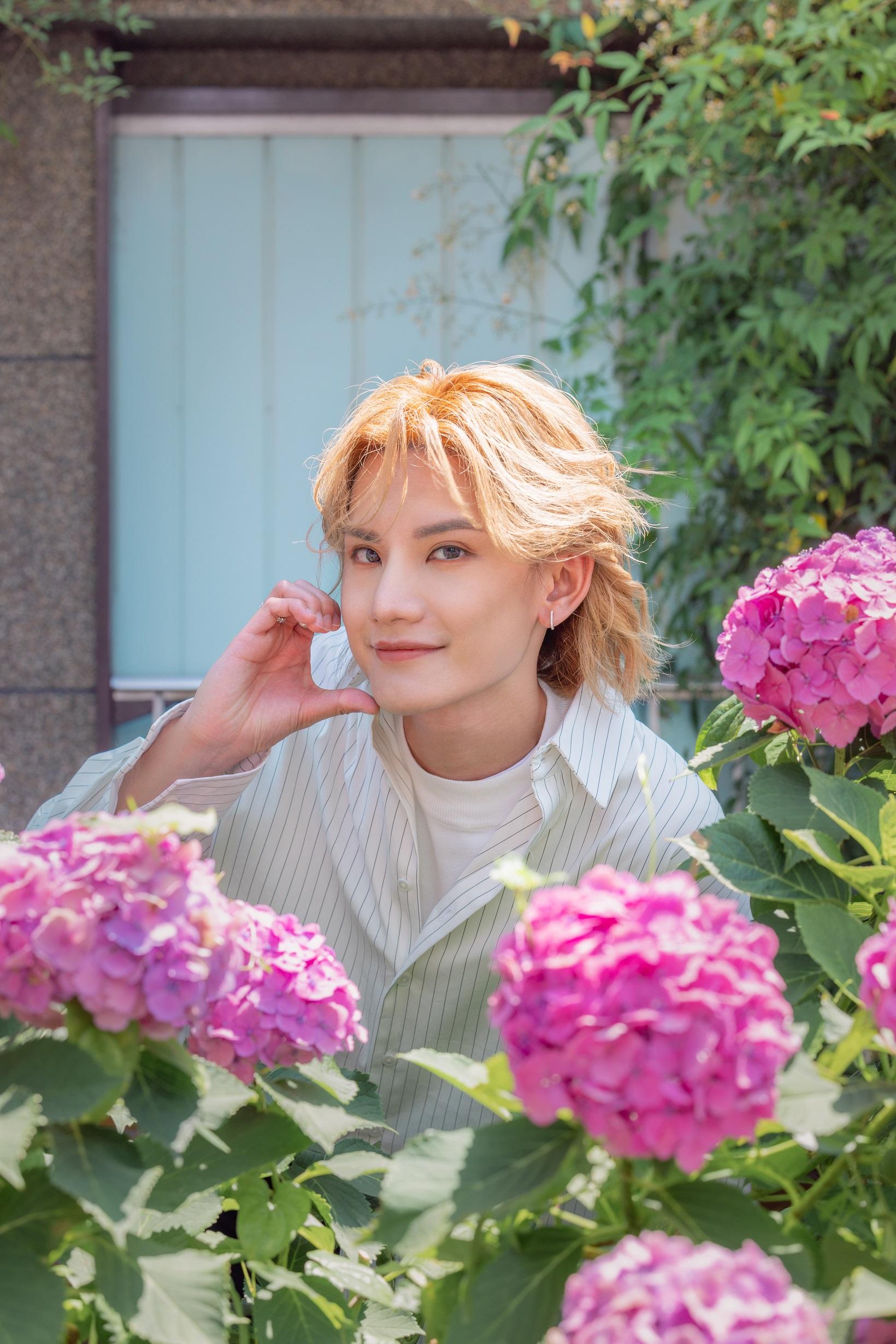 Jeremy 難擋大自然的美,忍不住在花叢間舉起「臉頰愛心」手勢與繡球花拍照。