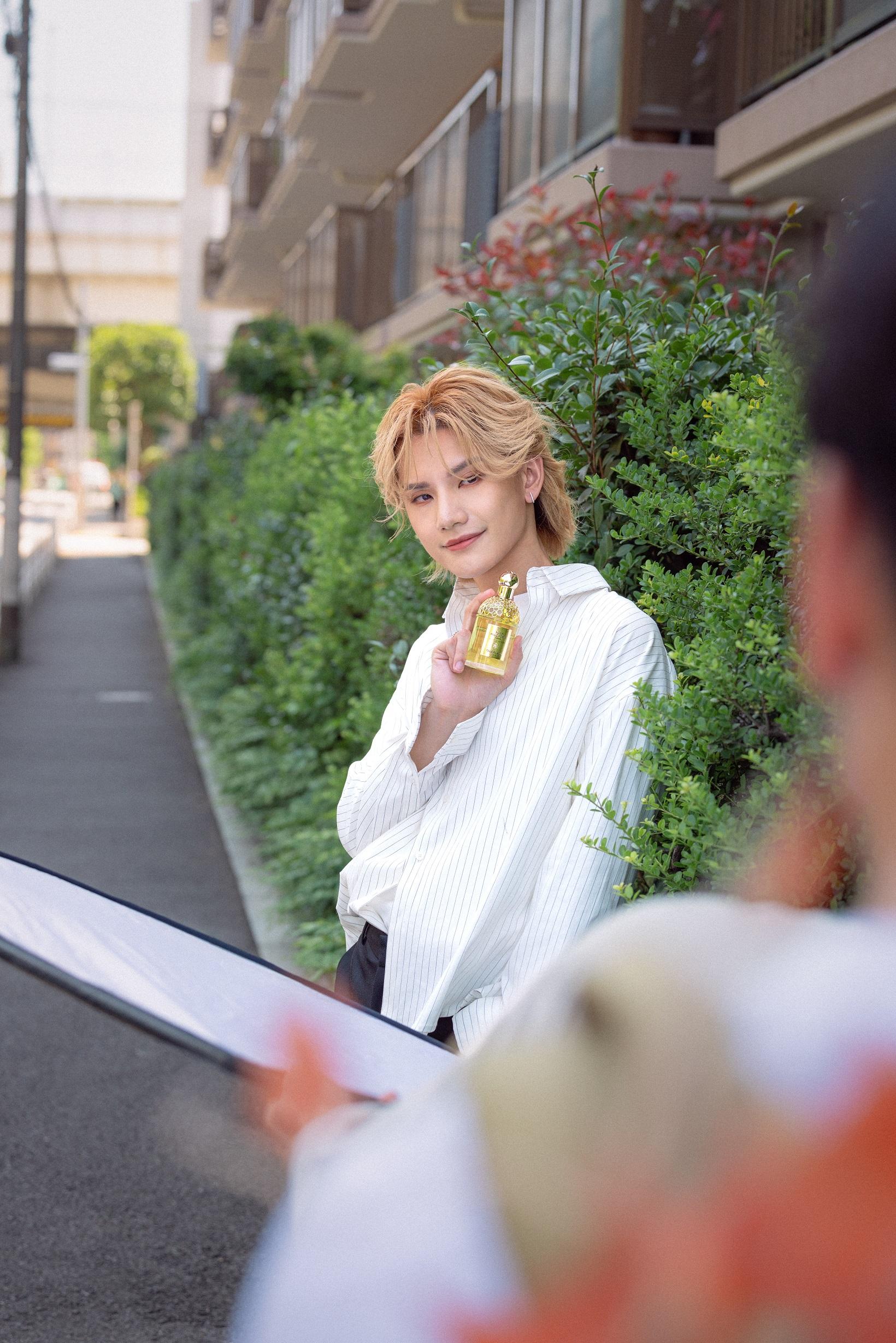 Jeremy在車來攘往的東京街頭拍攝,主動充當禮貌與安全大使。