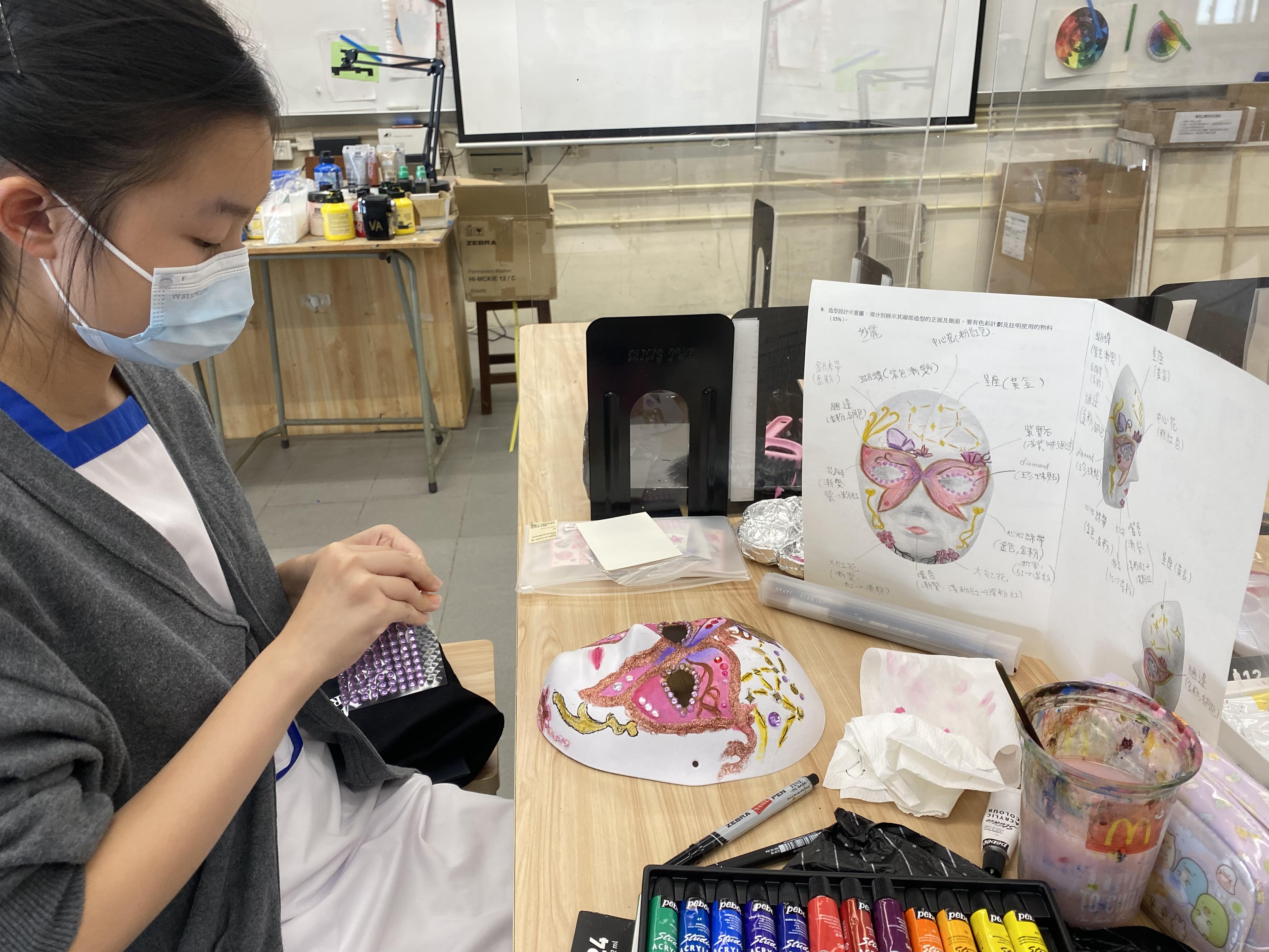 視覺藝術課程中,老師鼓勵學生嘗試運用各種藝術材料和技術,與同儕合作創作藝術品。