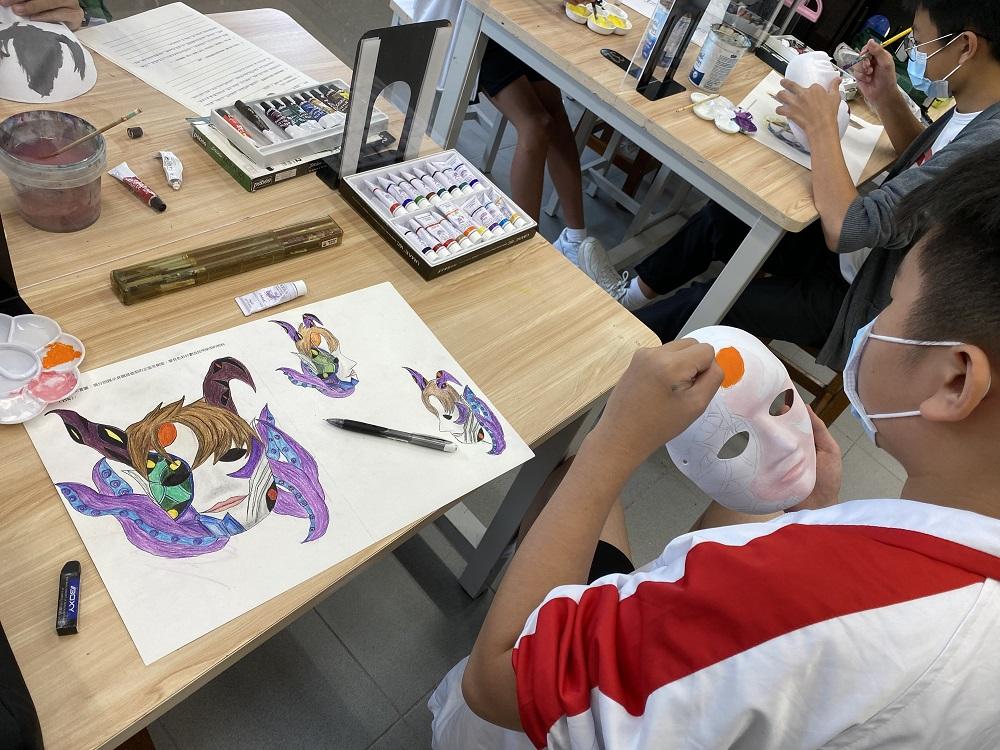 視覺藝術課程中,老師鼓勵學生嘗試運用各種藝術材料和技術,與同儕合作創作藝術品。