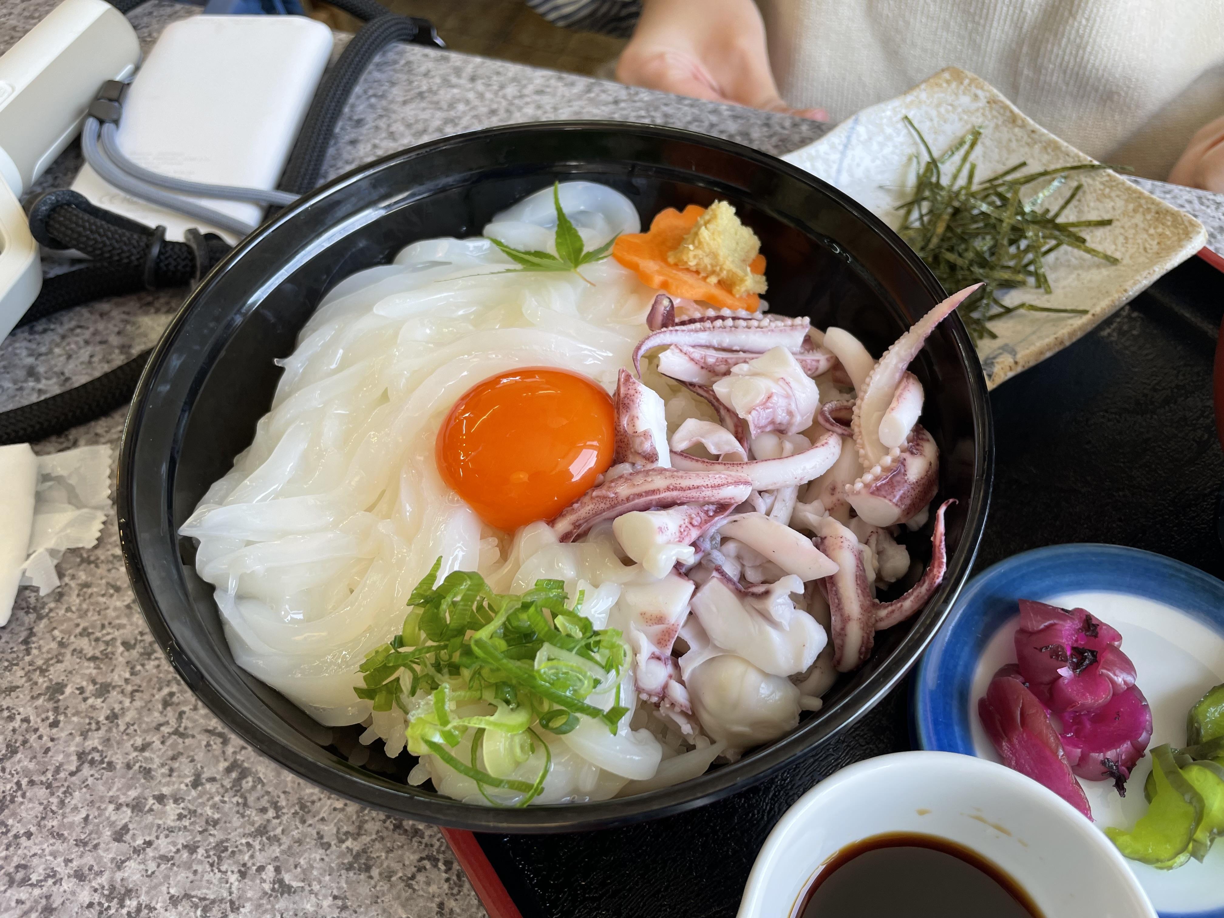 地イカの贅沢丼 並¥2,000/大¥2,500