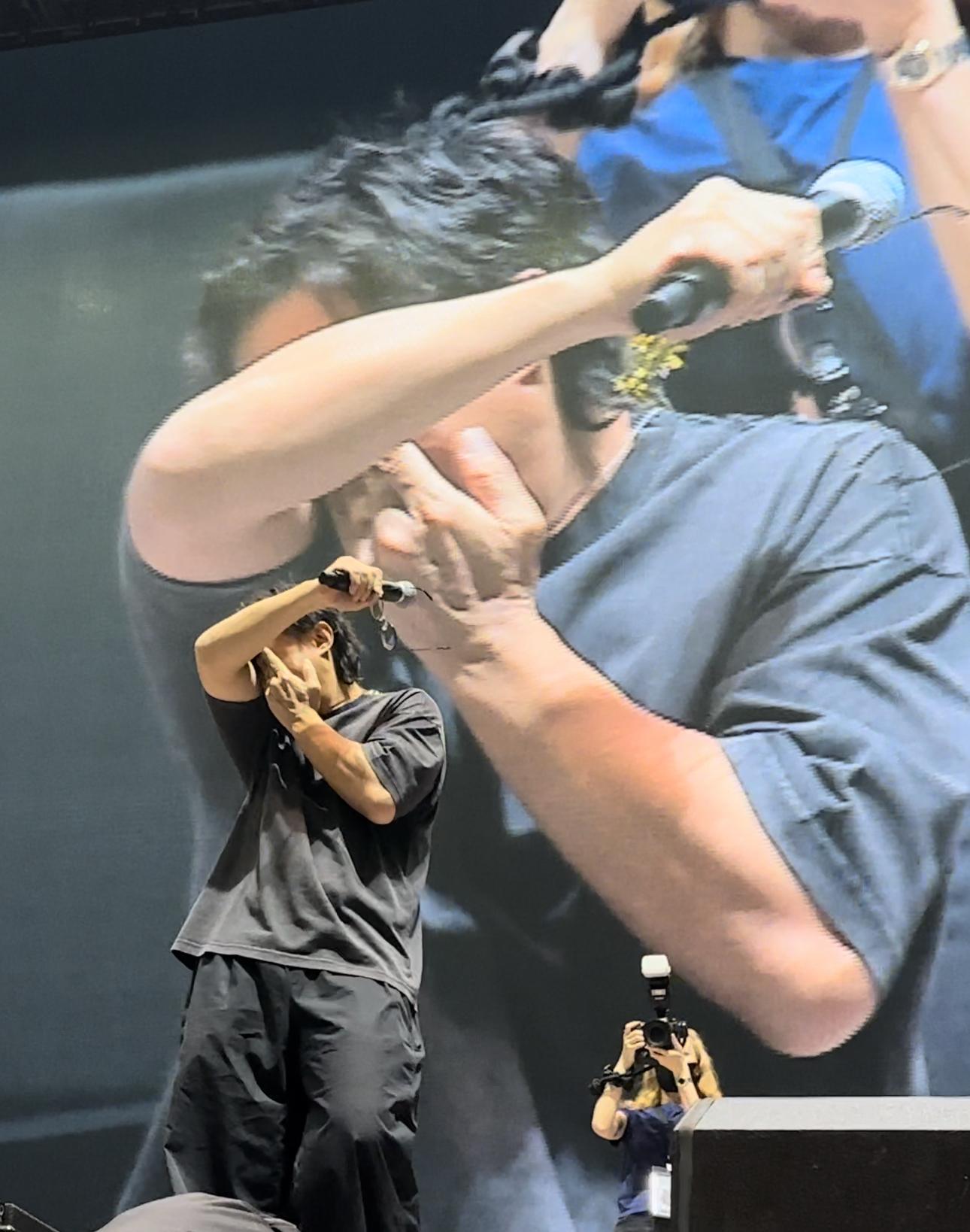 Eason被感動得眼濕濕,繼而拉起衫角抹淚。