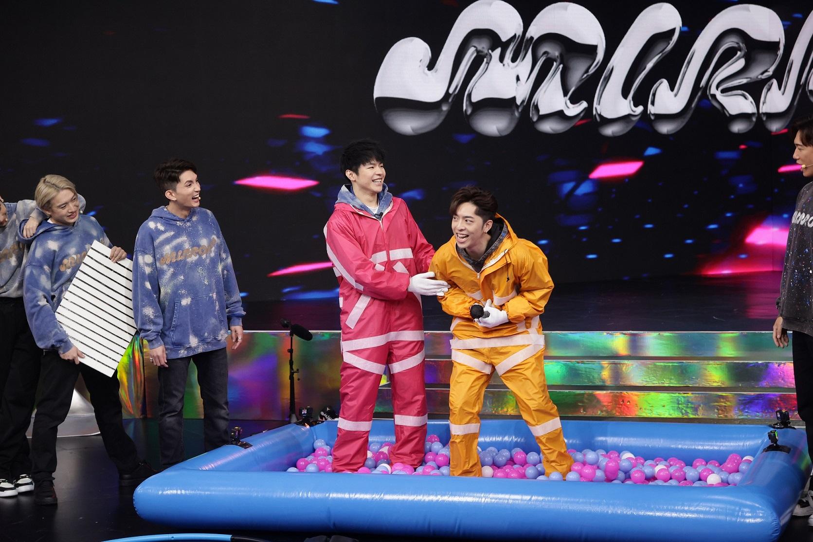 MIRROR十二子分為藍、黑兩隊,為爭勝茅招盡出。