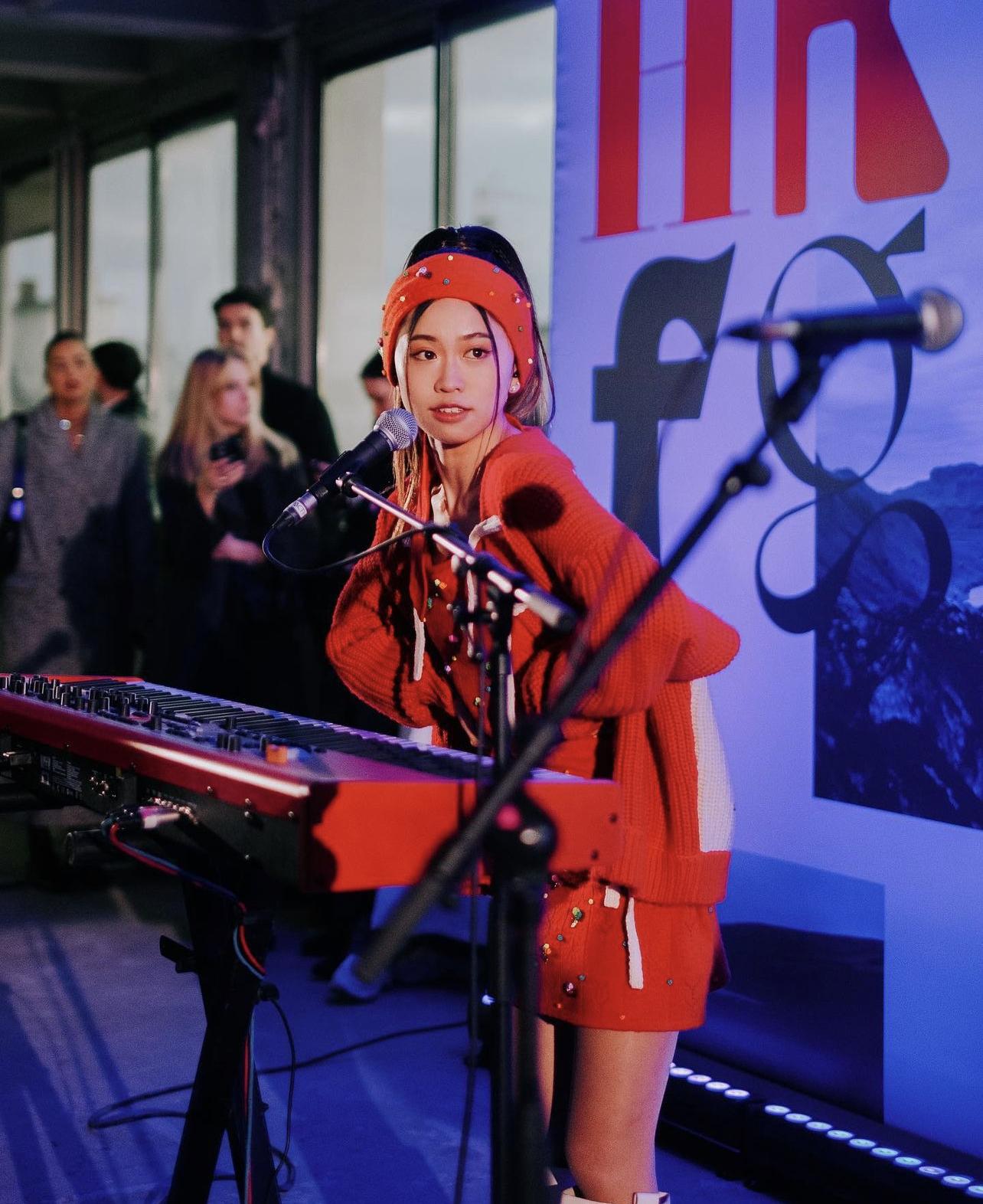 張天穎早前在法國時裝騷上自彈自唱表演。