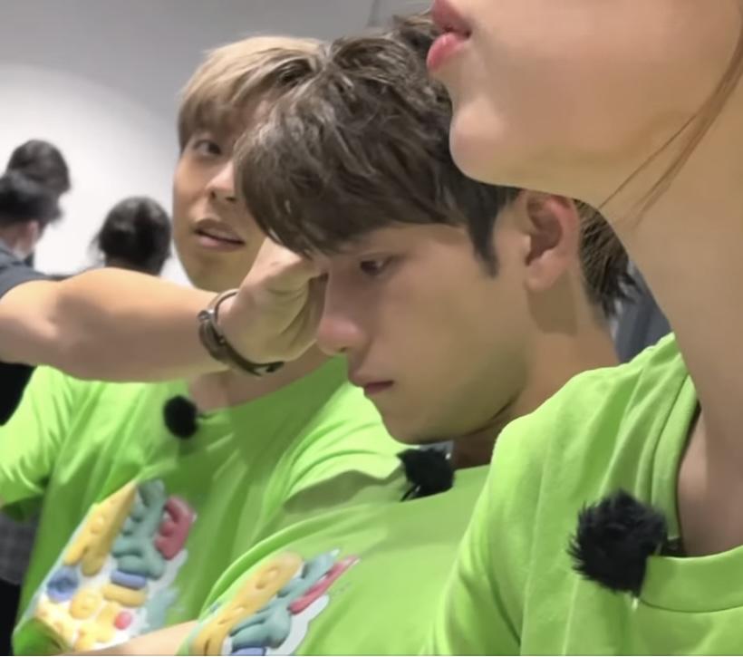 Jeffrey落淚,眾人安慰。