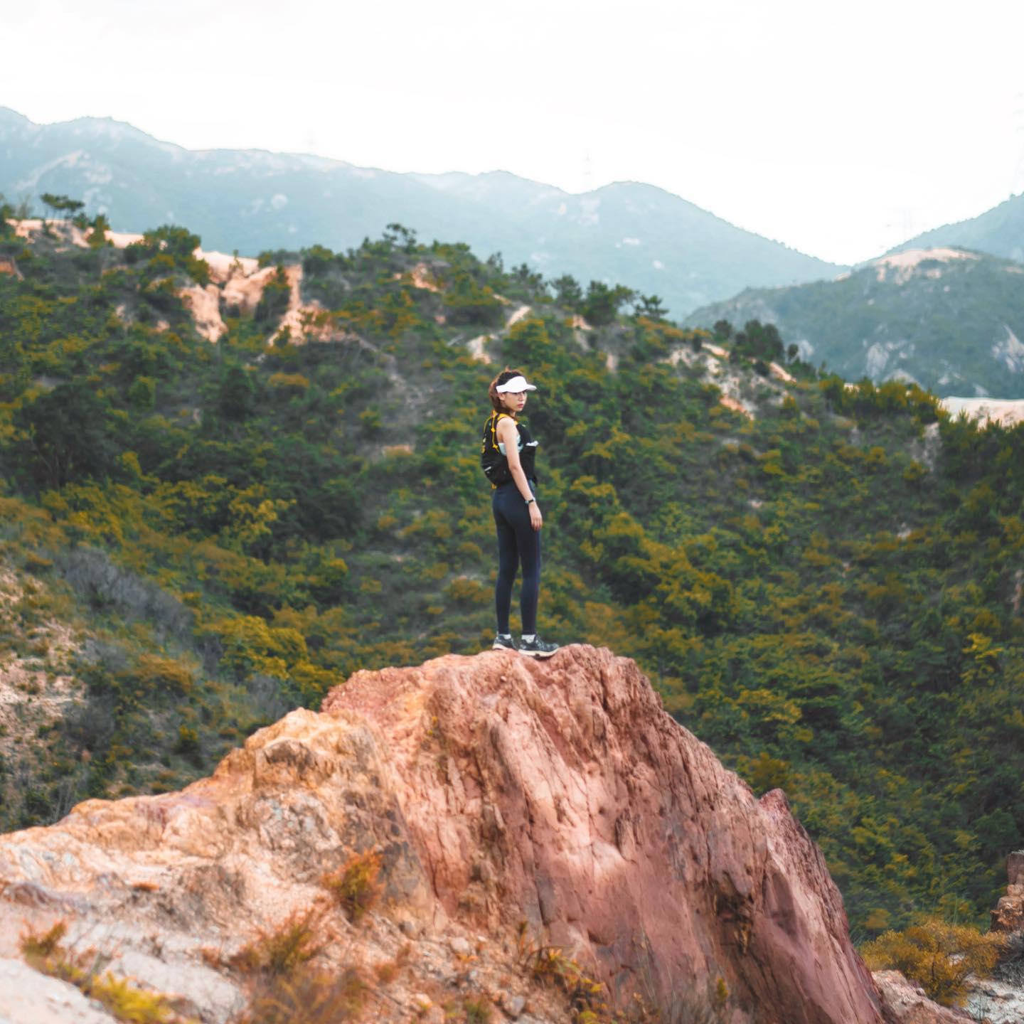 細貓應智越舊愛Kero Lau熱愛行山等戶外運動,圖為屯門大峽谷。(Kero FB)