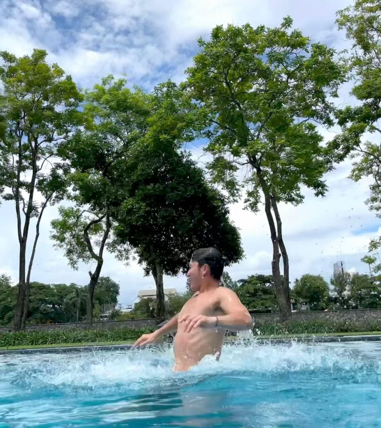 周嘉洛今日大派福利,分享曬肌泳照。