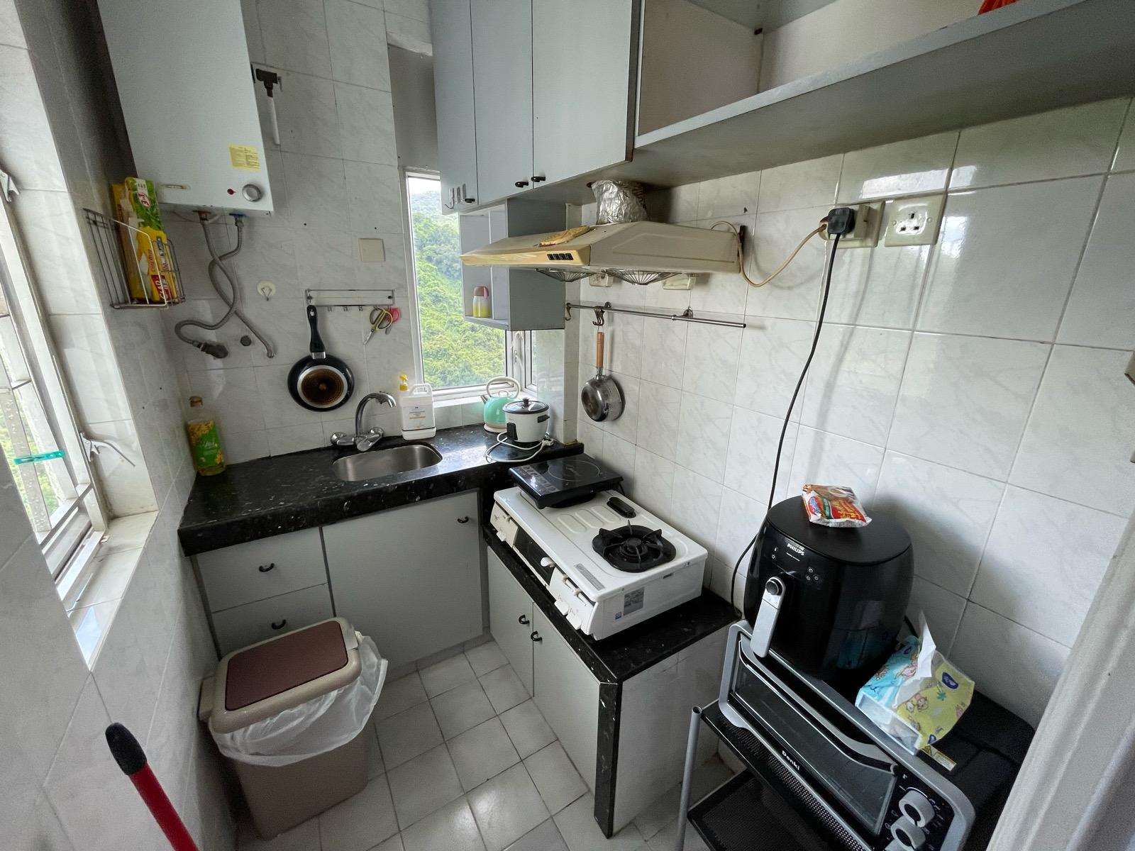 廚房面積闊大,設有兩邊窗戶,通爽又光猛。