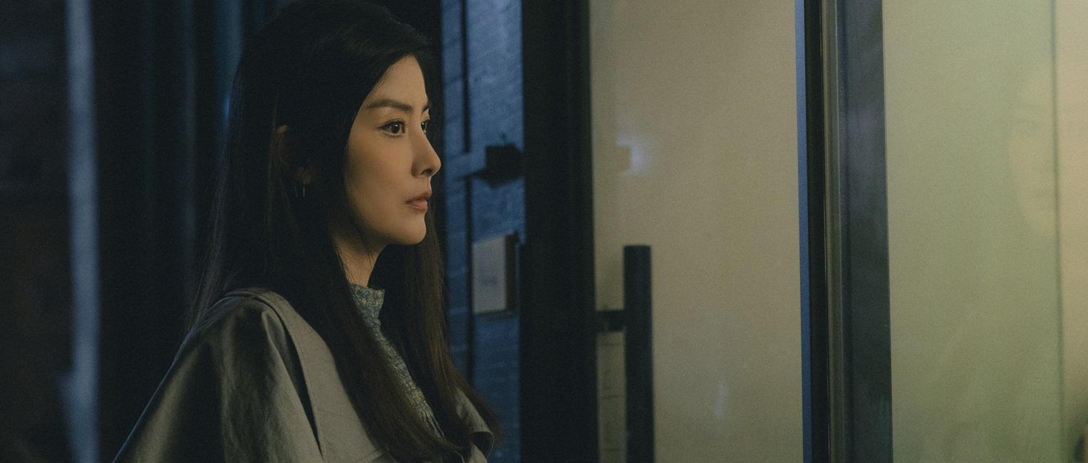 Kelly在《烈愛成灰》的MV中,在個人畫展上跟分手多年的前度再見。