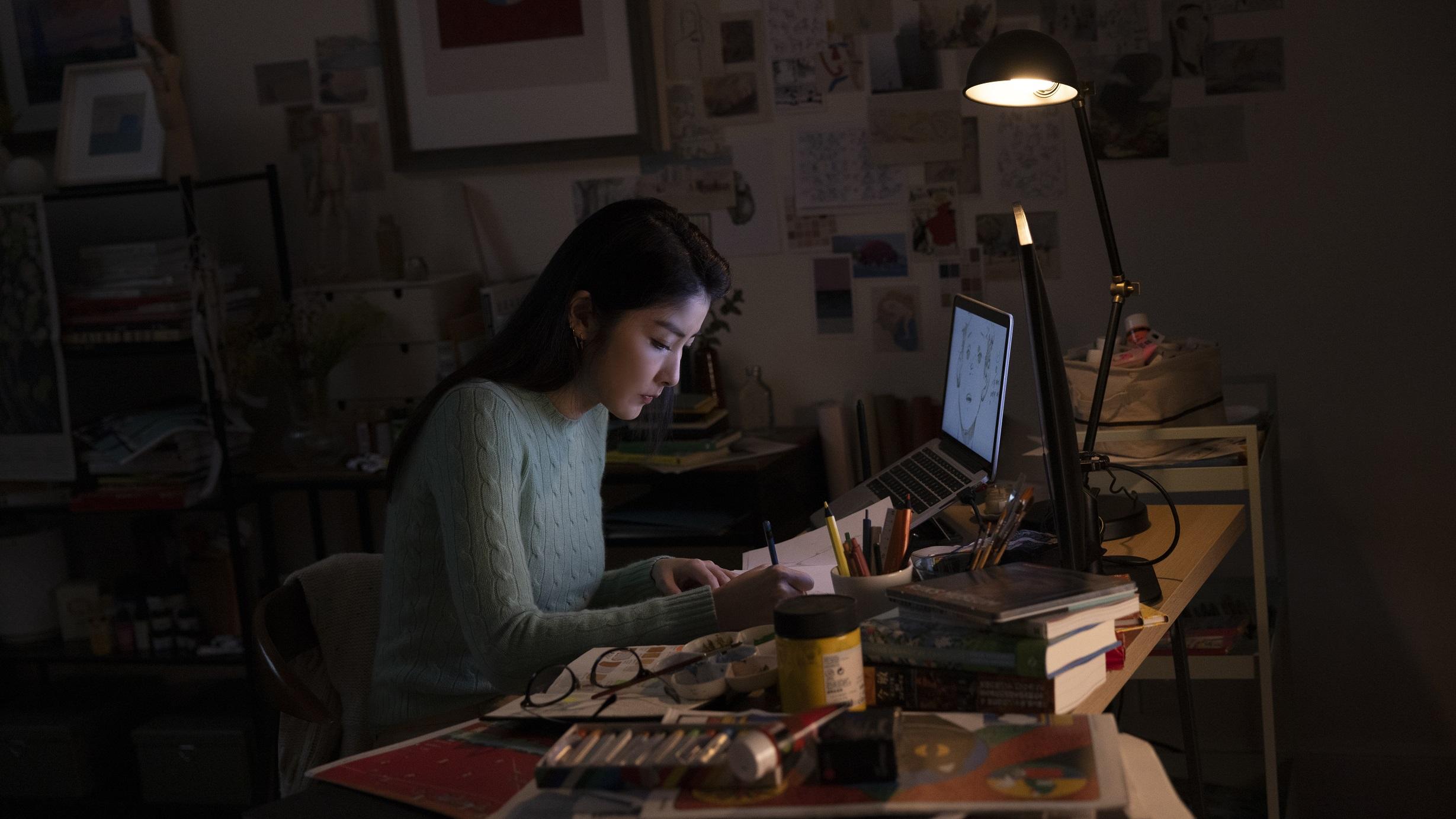 在《烈愛成灰》的MV中,Kelly是一位動畫師。