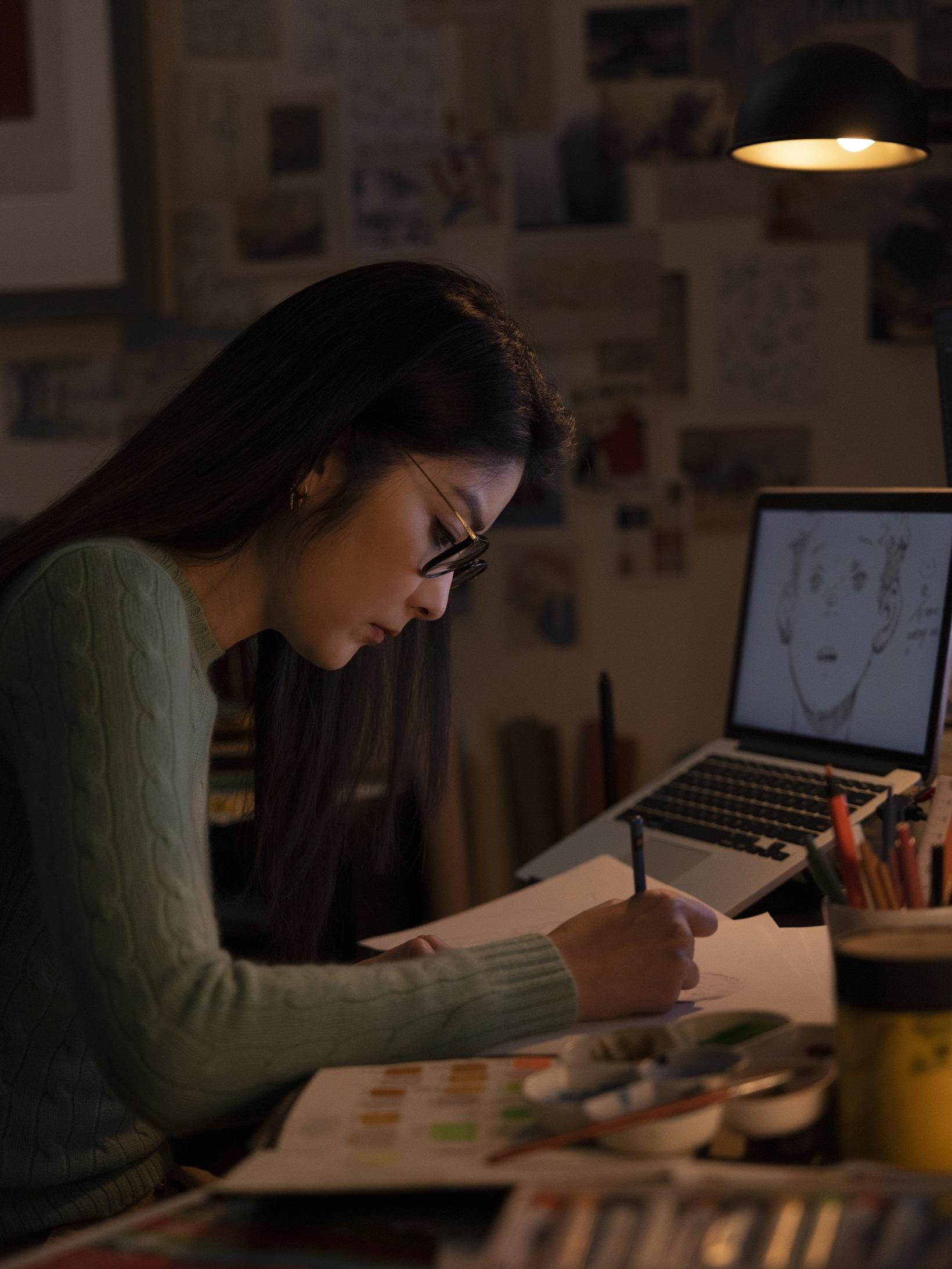 在《烈愛成灰》的MV中,Kelly是一位動畫師。