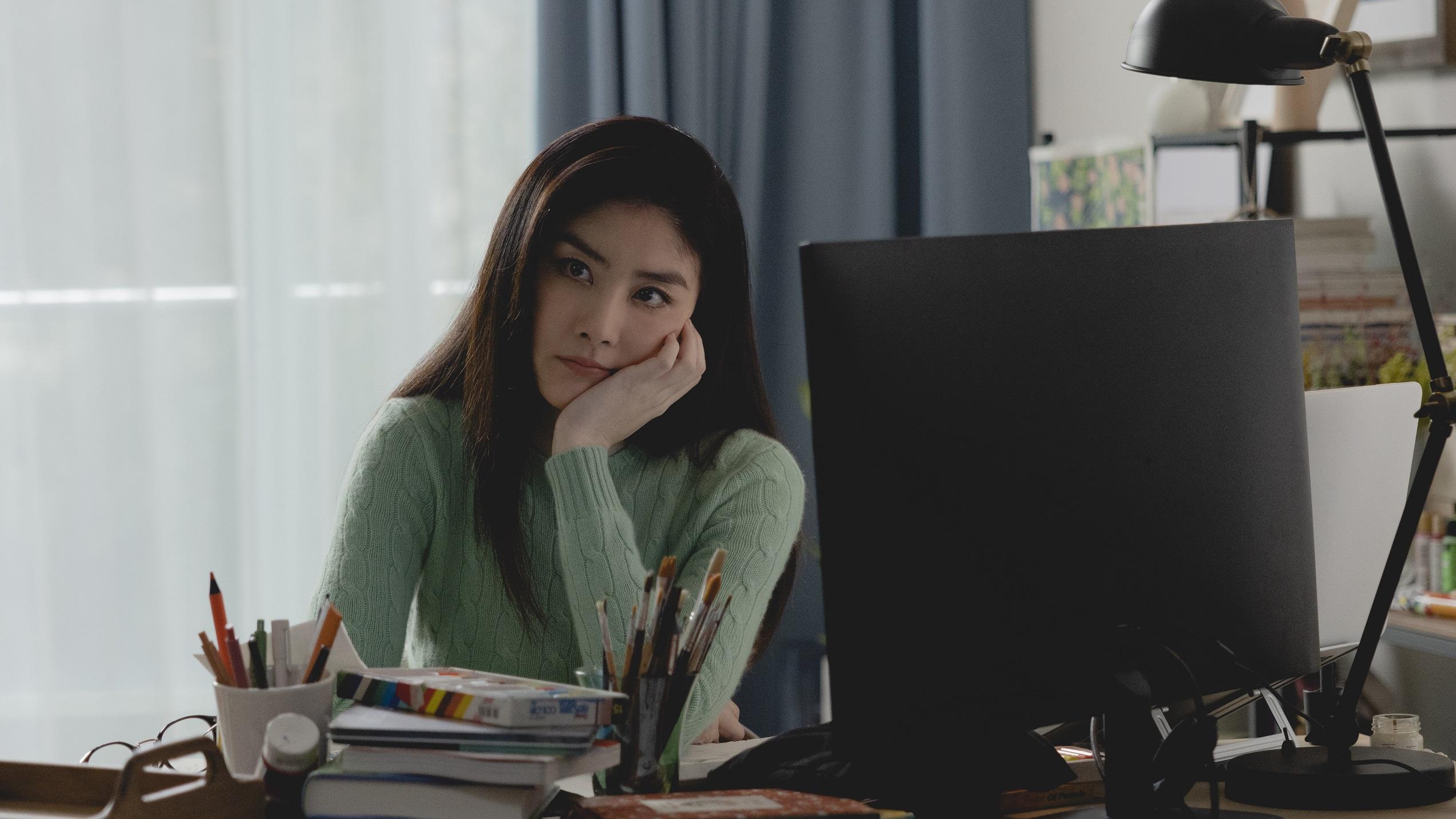 在《烈愛成灰》的MV中,Kelly是一位動畫師。