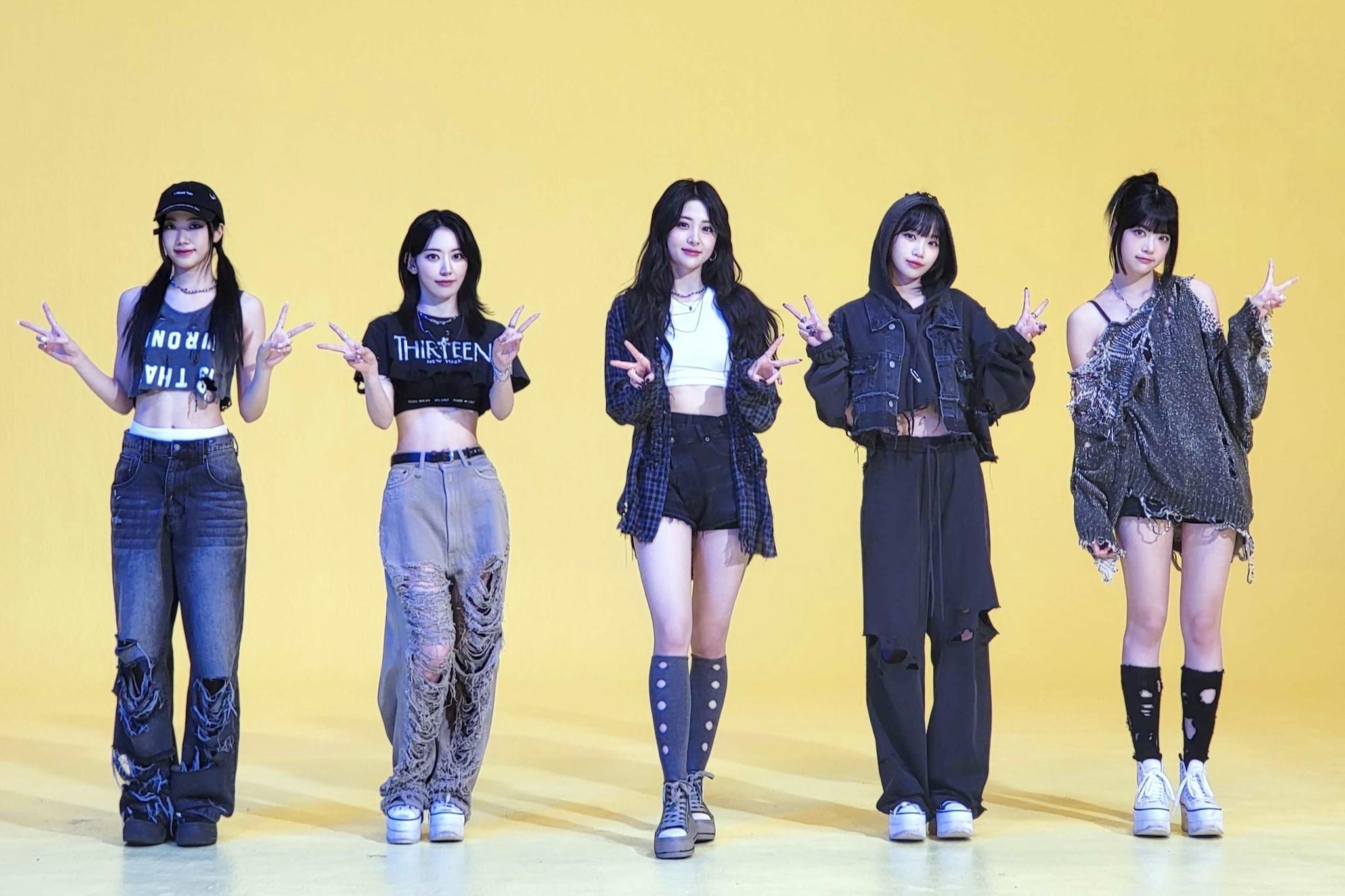 以宮脇咲良(左二)為首的LE SSERAFIM,去年5月出道,在國際樂壇愈撈愈掂。