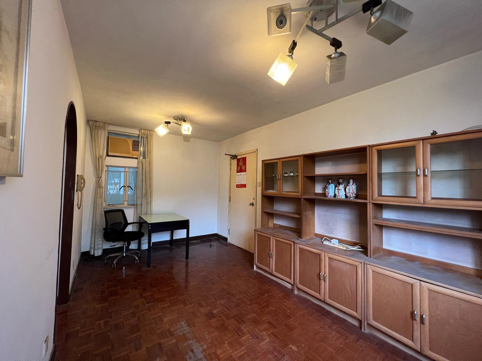 長方形大廳,間隔分明闊落。