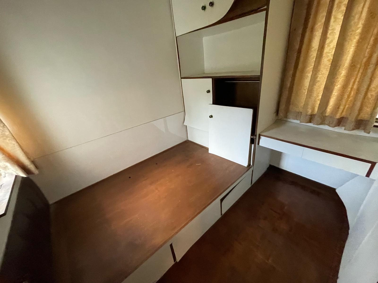 房間擺放大型傢俬後,活動空間仍有不少。