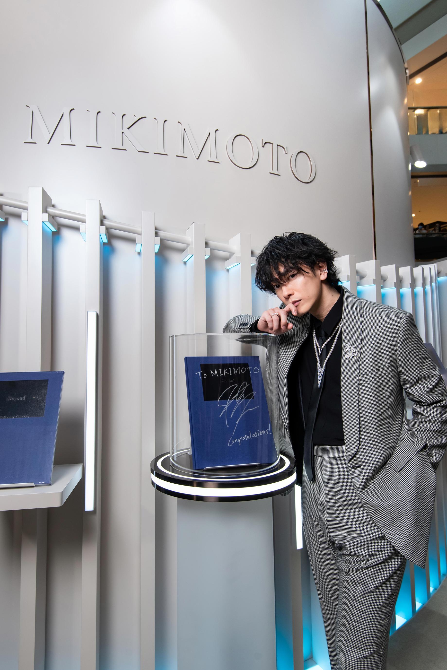 佐藤健出席MIKIMOTO ifc mall 130周年期間限定店《A LOVE LETTER TO THE SEA.》開幕。