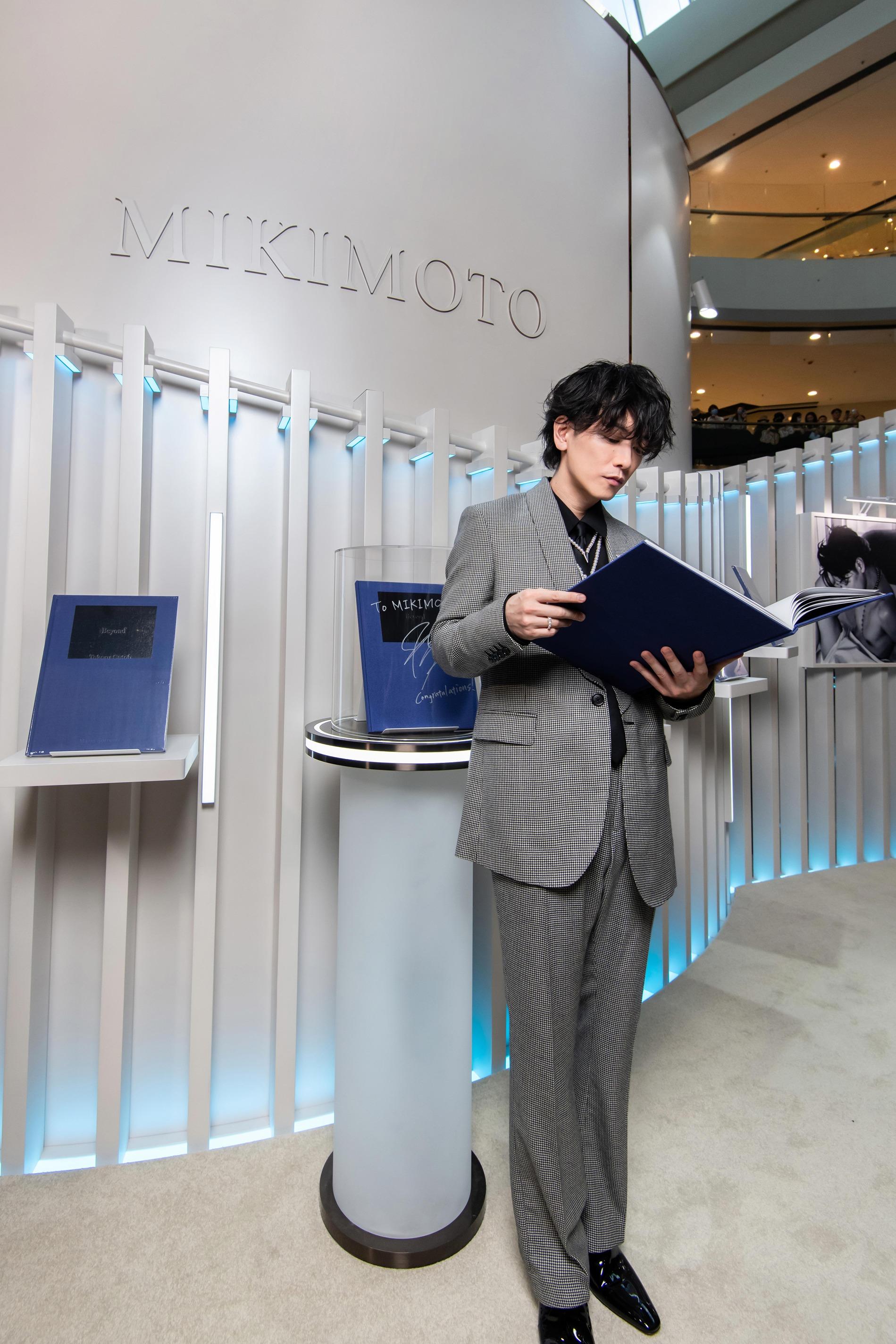 佐藤健出席MIKIMOTO ifc mall 130周年期間限定店《A LOVE LETTER TO THE SEA.》開幕。