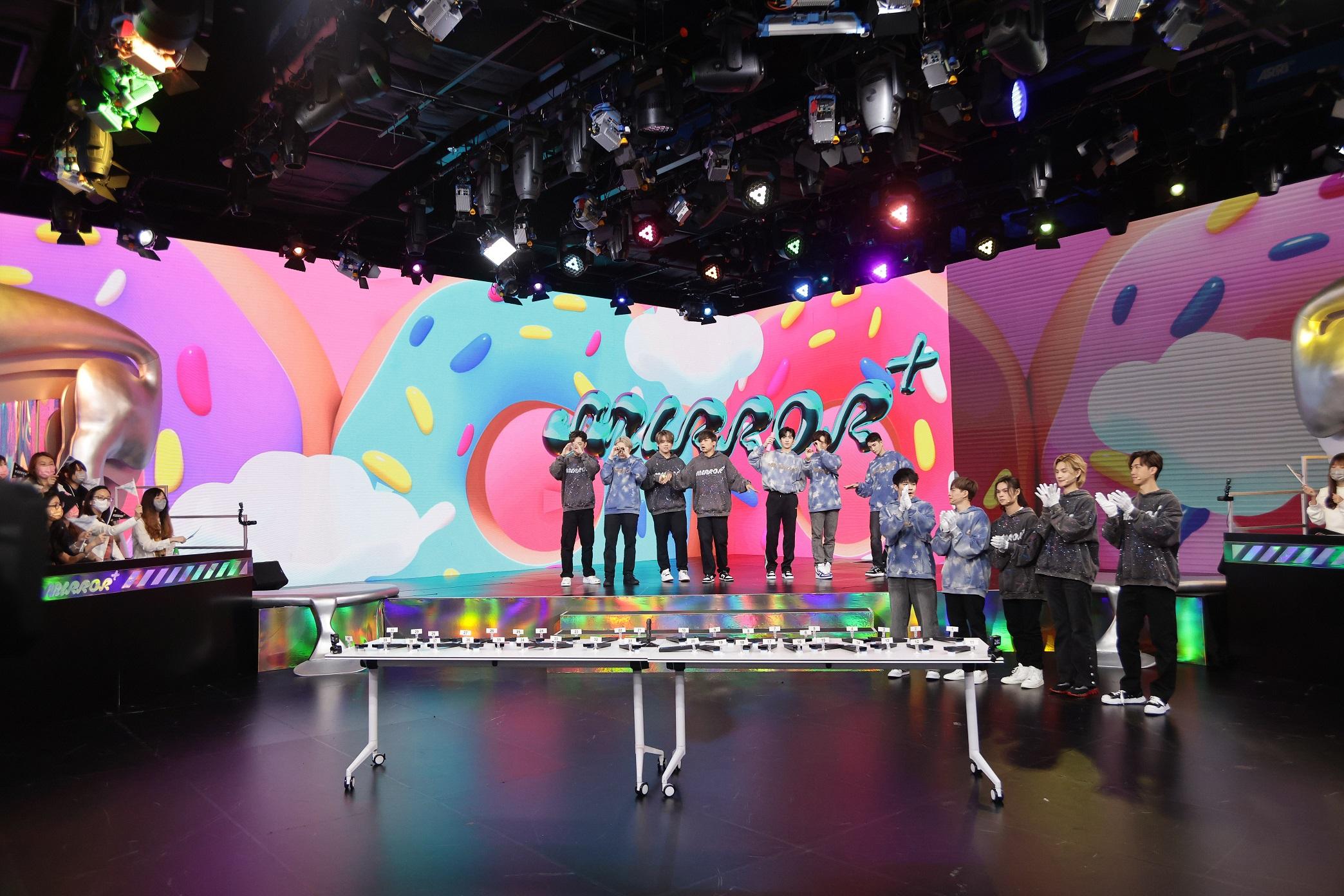 MIRROR 12子齊人分成藍、黑兩隊玩遊戲,為爭勝出盡茅招。