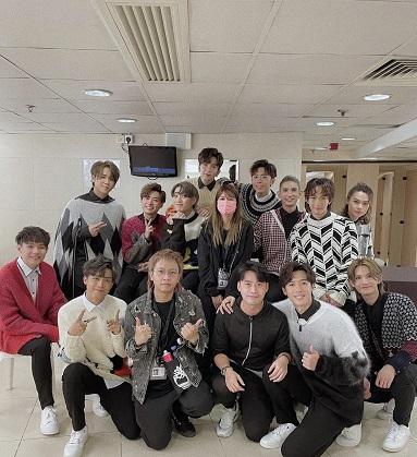 Lydia與MIRROR十二子合照。