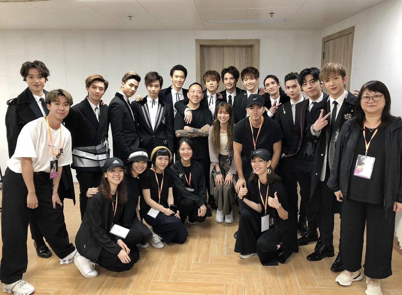 Lydia與MIRROR十二子及工作團隊合照。