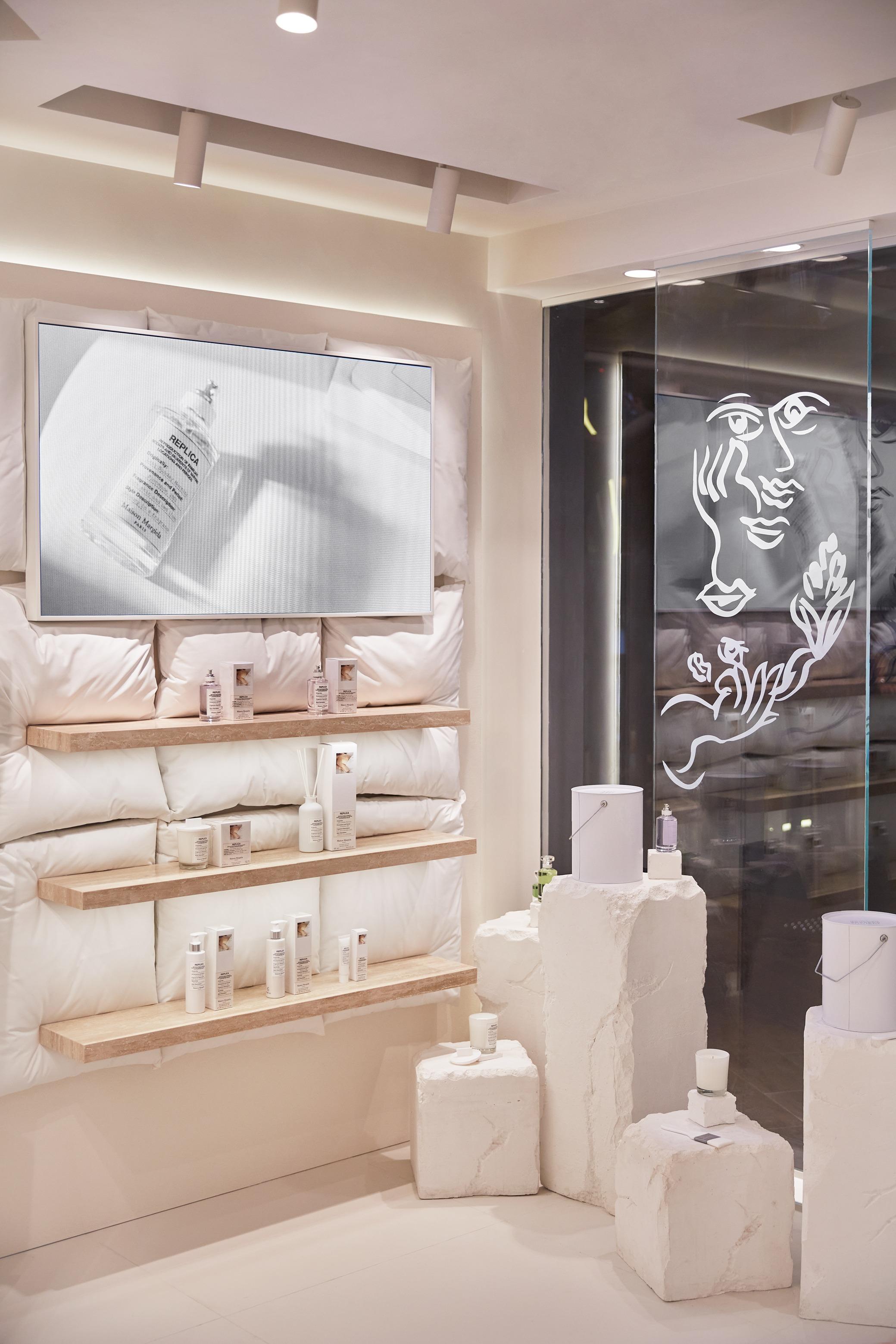 專門店特別在牆壁飾上多層慵懶白色枕頭,襯托出Lazy Sunday Morning的舒適感和寧靜。