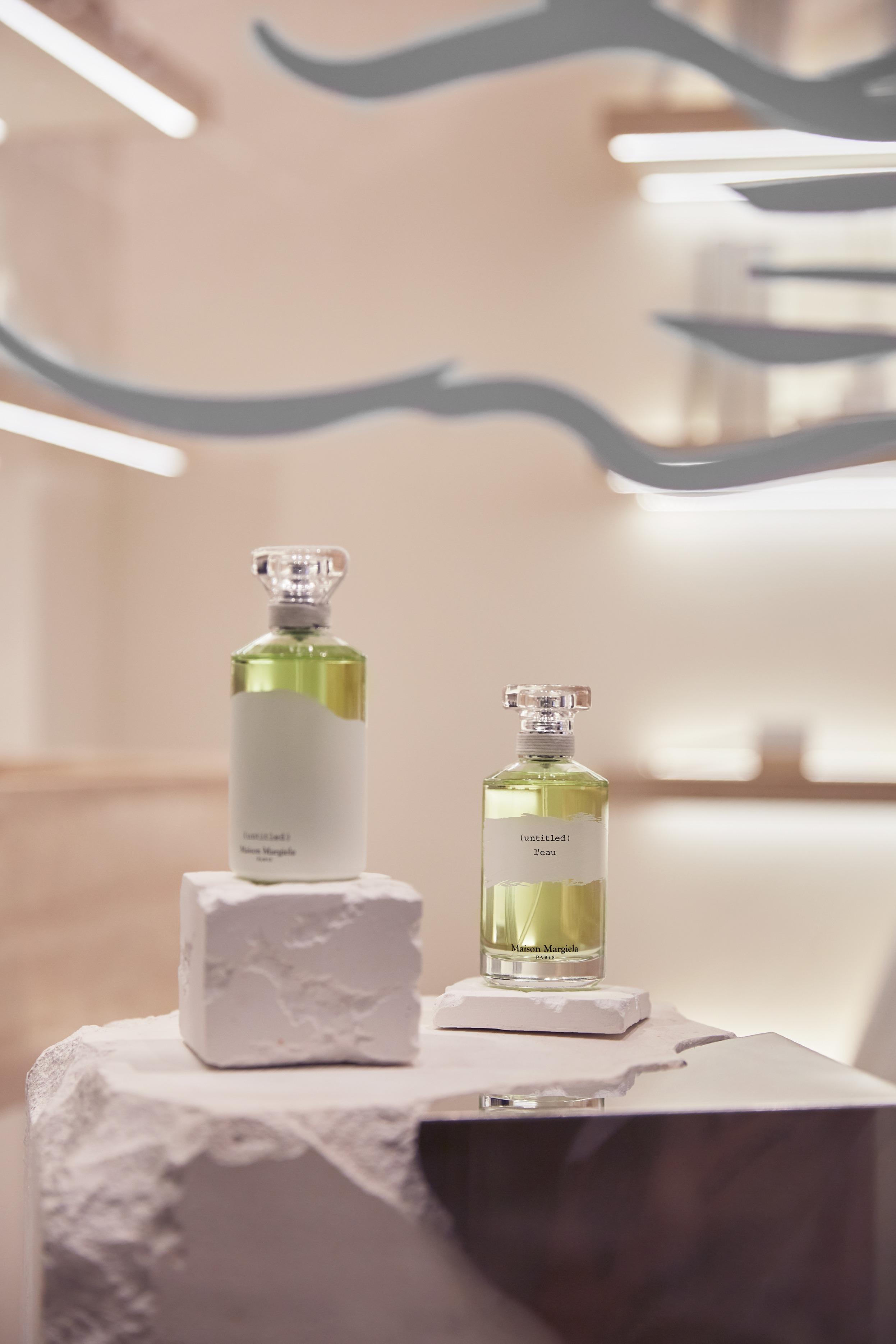 新店同時展示Maison Margiela的首款香水(untitled),呈綠色的獨特香氛,洋溢清爽的中性味道,作品不侷限於性別,創造出綠色和清脆香調。