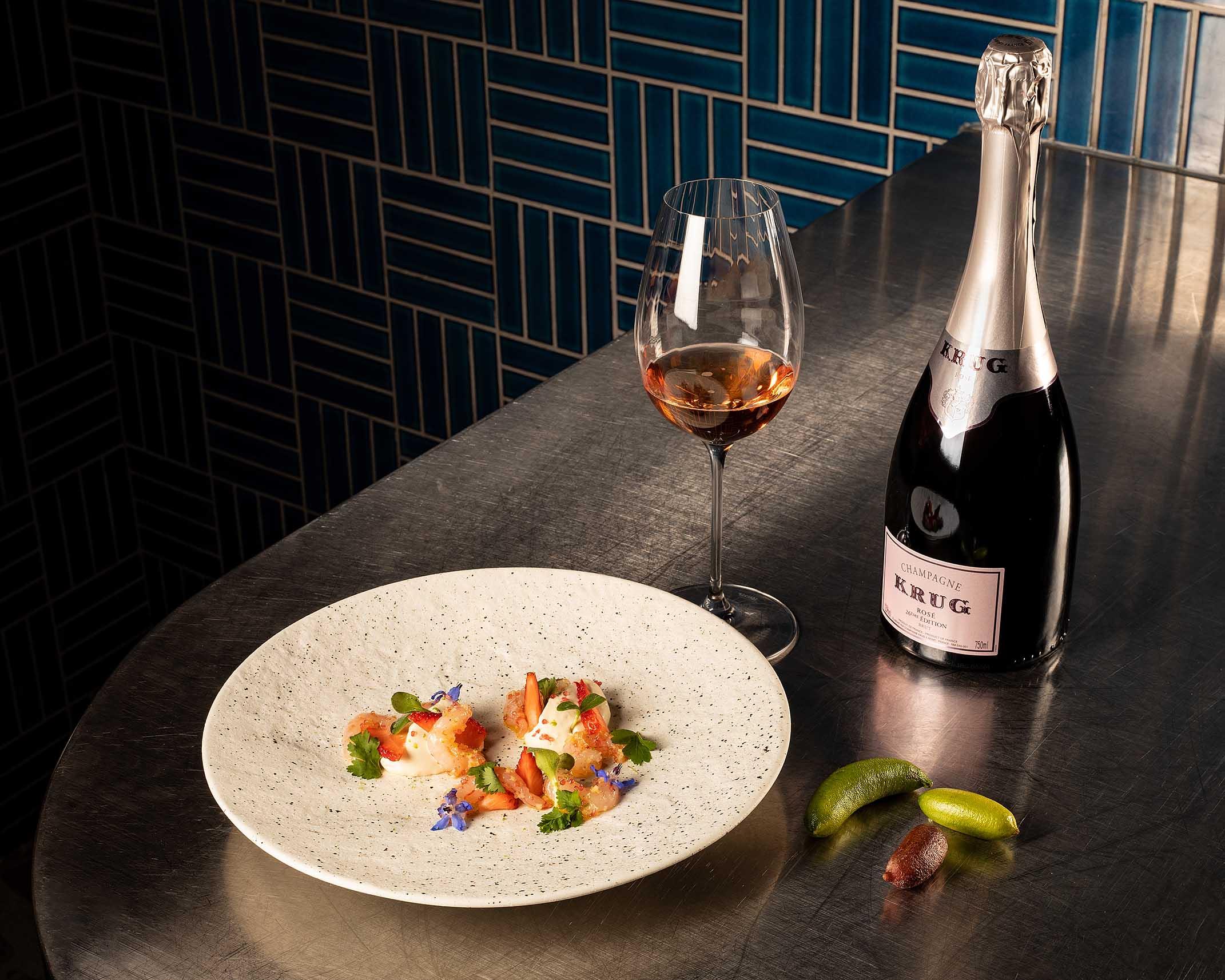 MONO的Chef Richardo 以牛油蝦他他、香蔥奶油、手指檸檬油醋醬做開胃菜,與Rose的酸度和礦物質風味極配合。