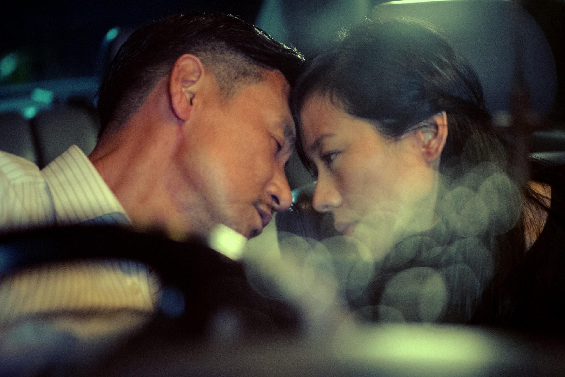 《暗色天堂》是袁劍偉首次執導電影,由林嘉欣擔任做女主角,夫妻檔上陣。