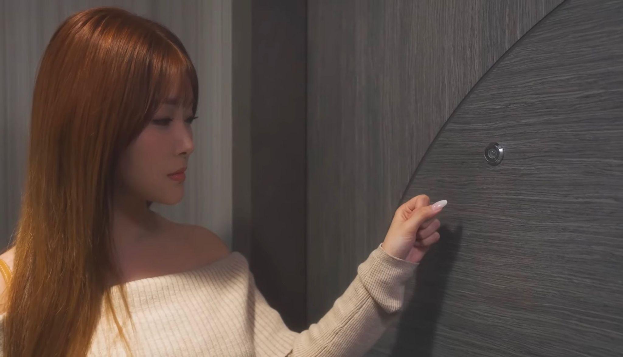 MV最後一幕更交代繪麗奈去到酒店捉姦,但最後都是打消念頭轉頭走人。