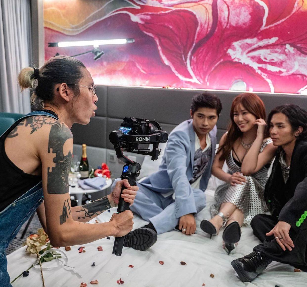 素海霖、游學修、潘宗孝瞓大床拍MV。