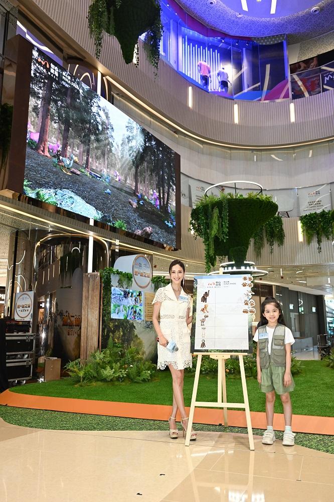 Grace前往「探索之森」,一邊踏着柔軟的草地、一邊聽柔和的森林聲音,站在三棟約4米高、設計獨特及綴以環形燈飾的大樹。