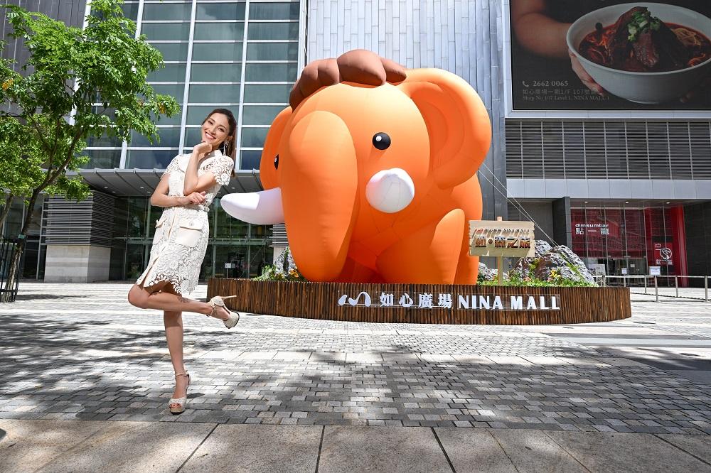 6米高呆萌充氣長毛象現身遠古森林