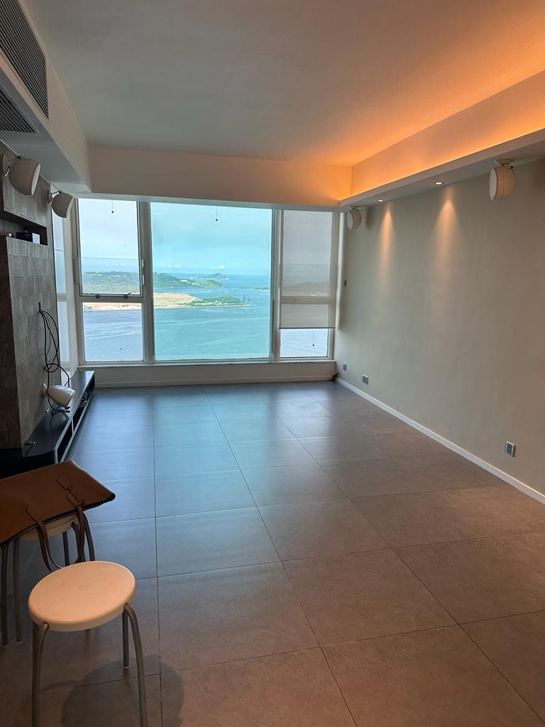 單位大廳採落地玻璃窗設計,窗外全海景致一覽無遺。(代理提供)