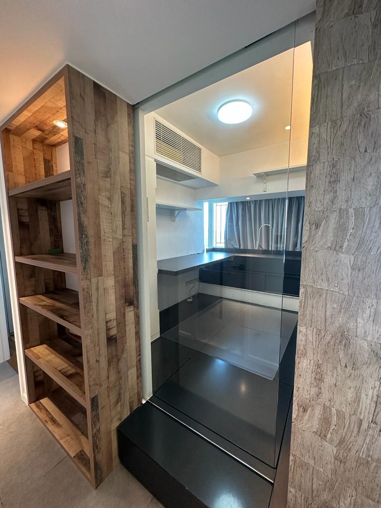 其中一間房採玻璃趟門設計,並增設地台,實用之餘又能增加視覺空間感。(代理提供)