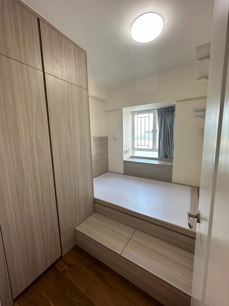 主人套房面積寬敞,除了設有大衣櫃及多個儲物櫃,窗台位亦加設座墊,方便坐在窗前欣賞窗外美景。(代理提供)