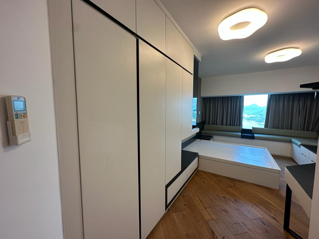 主人套房面積寬敞,除了設有大衣櫃及多個儲物櫃,窗台位亦加設座墊,方便坐在窗前欣賞窗外美景。(代理提供)