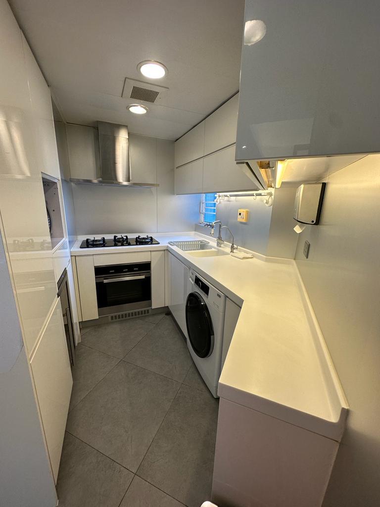 闊落的廚房新淨企理。(代理提供)