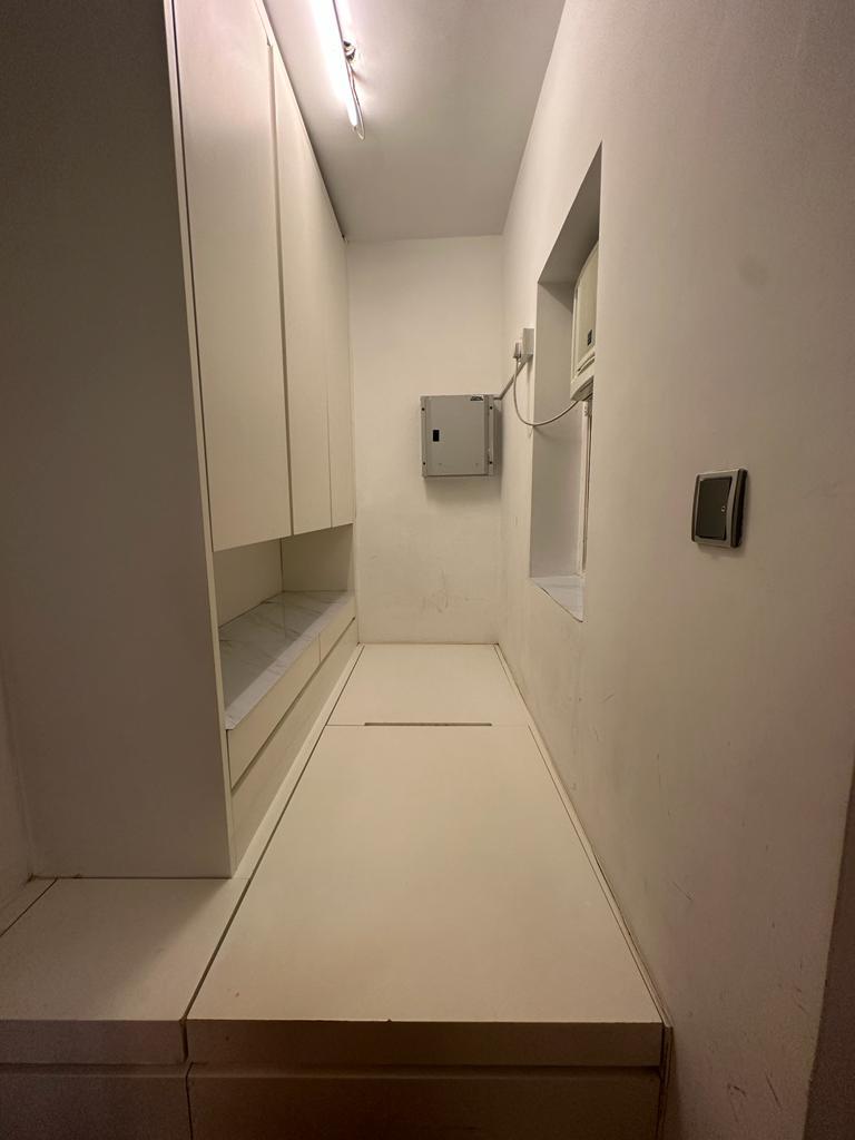 工人套房設有睡房及收納櫃。(代理提供)