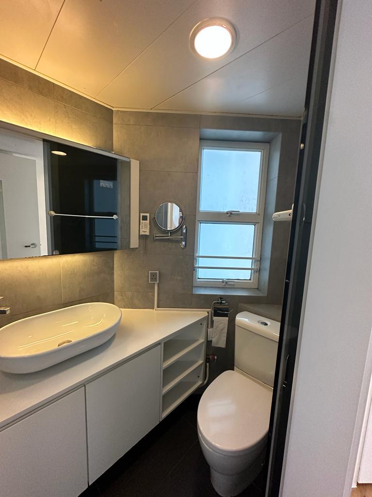 主人套房浴室闊落整潔。(代理提供)