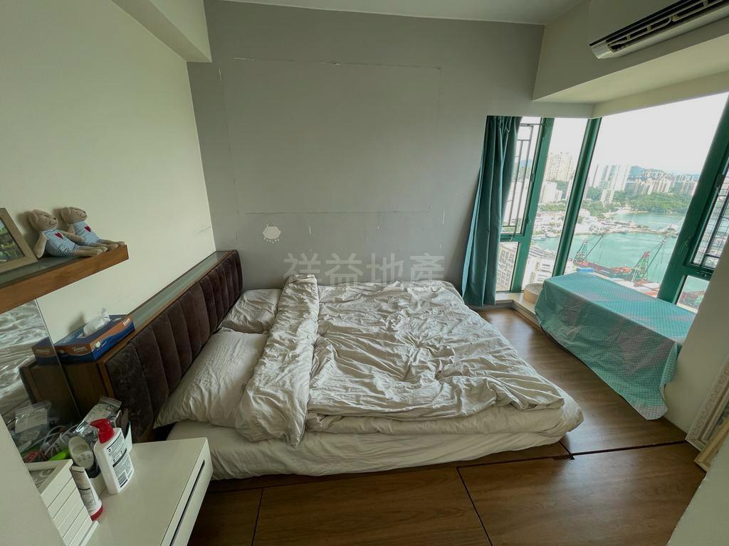 主人房設有地台,地台高度與窗台連接,窗戶變相為落地玻璃窗。(代理提供)