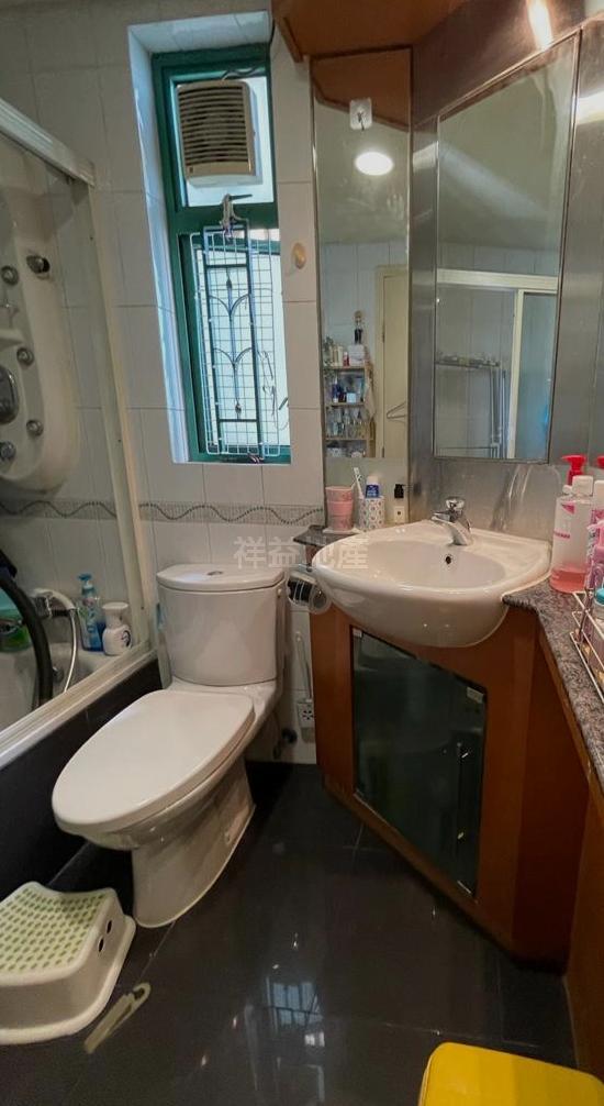 單位兩個浴室均為明廁設計。(代理提供)